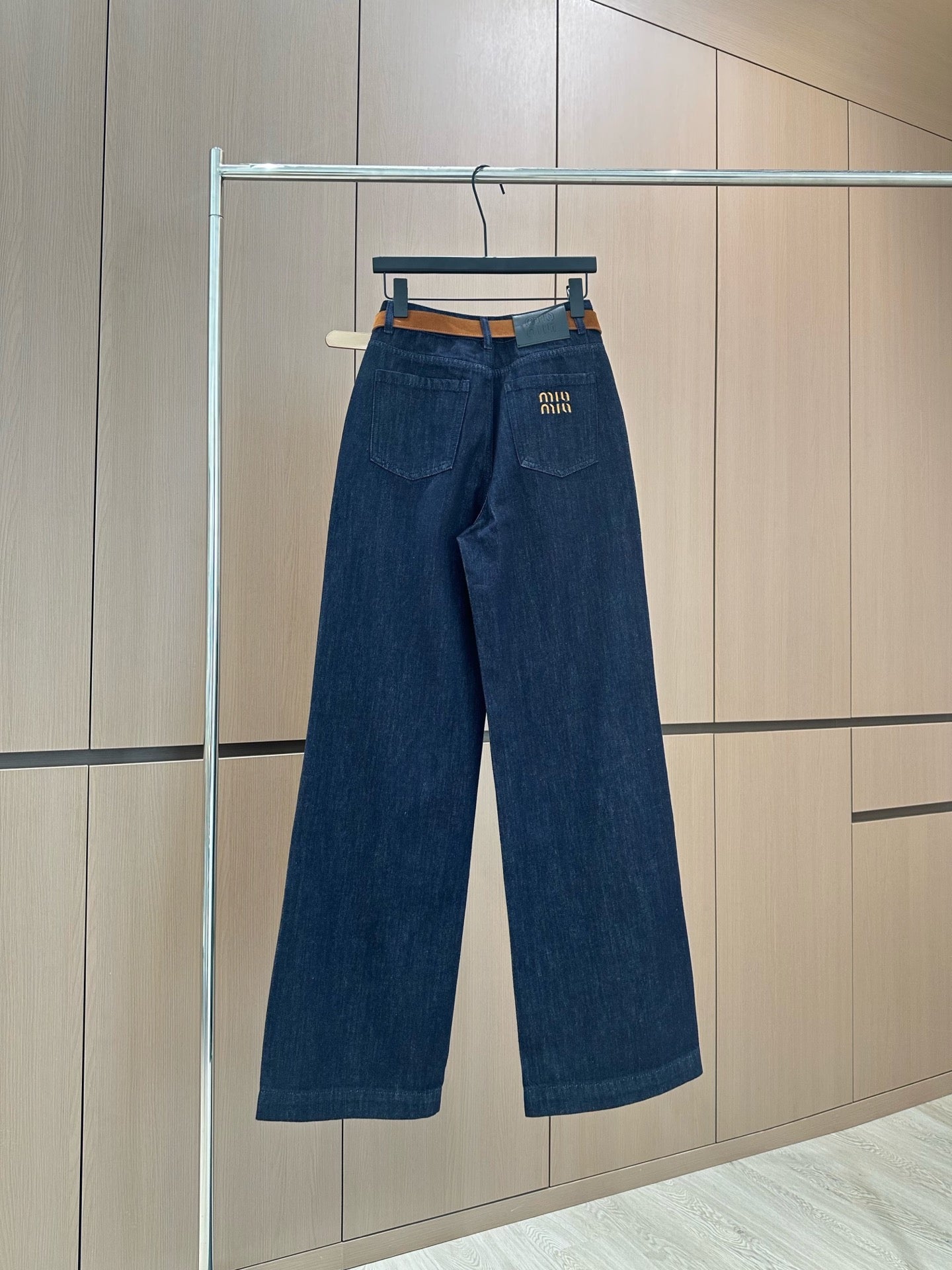 2025 jeans with contrasting topstitching