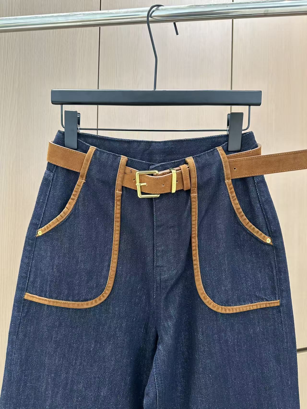 2025 jeans with contrasting topstitching