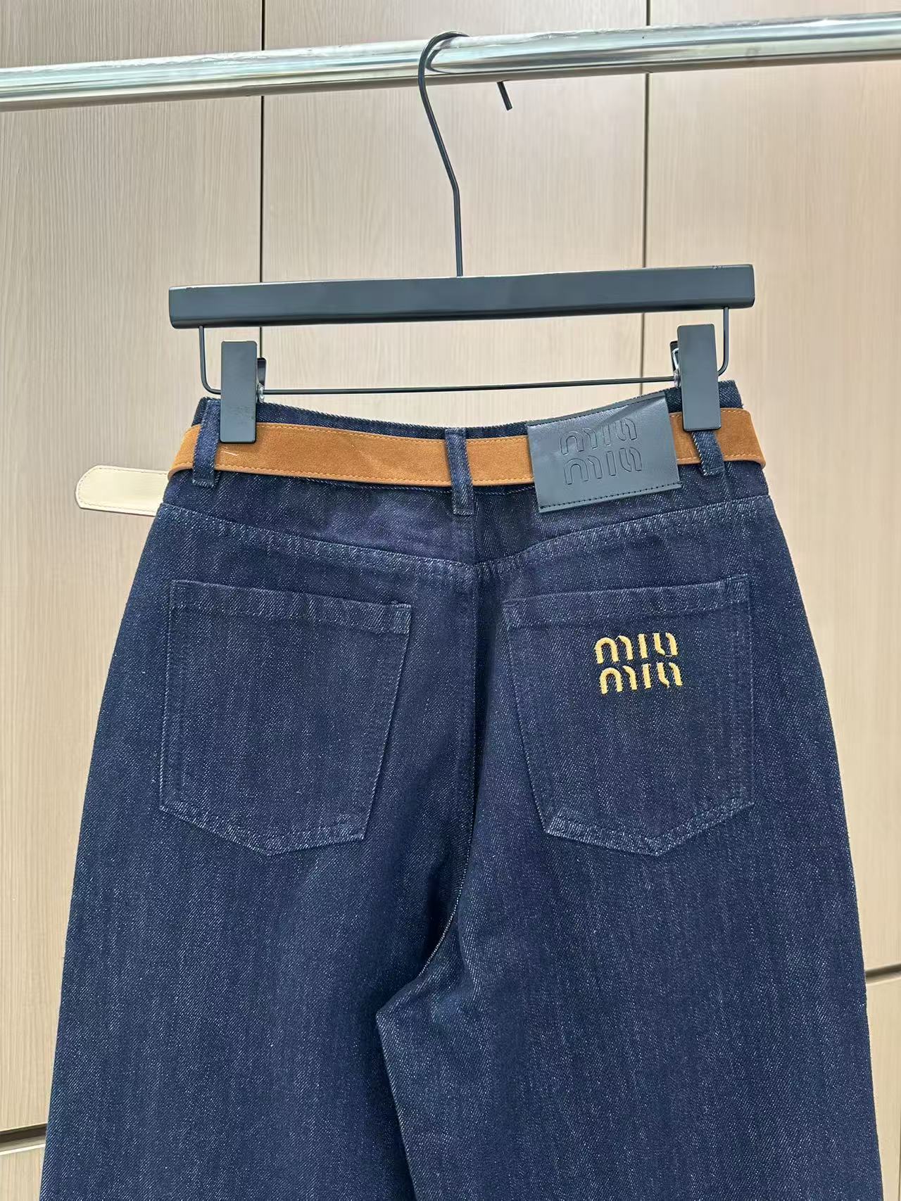 2025 jeans with contrasting topstitching