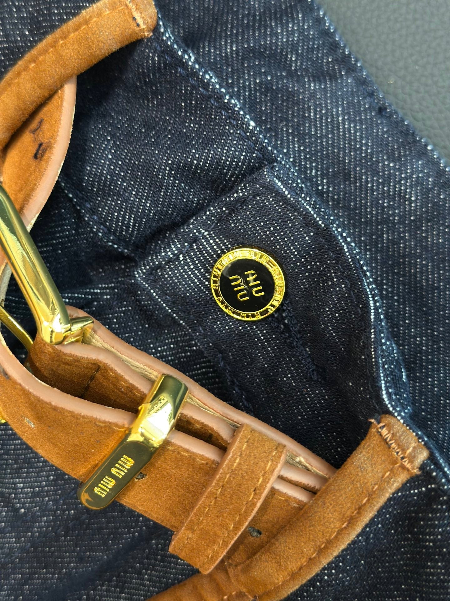 2025 jeans with contrasting topstitching