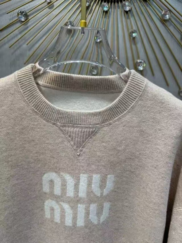New knitted sweater suit
