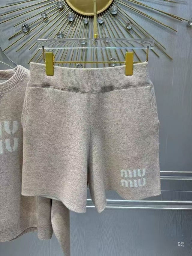 New knitted sweater suit