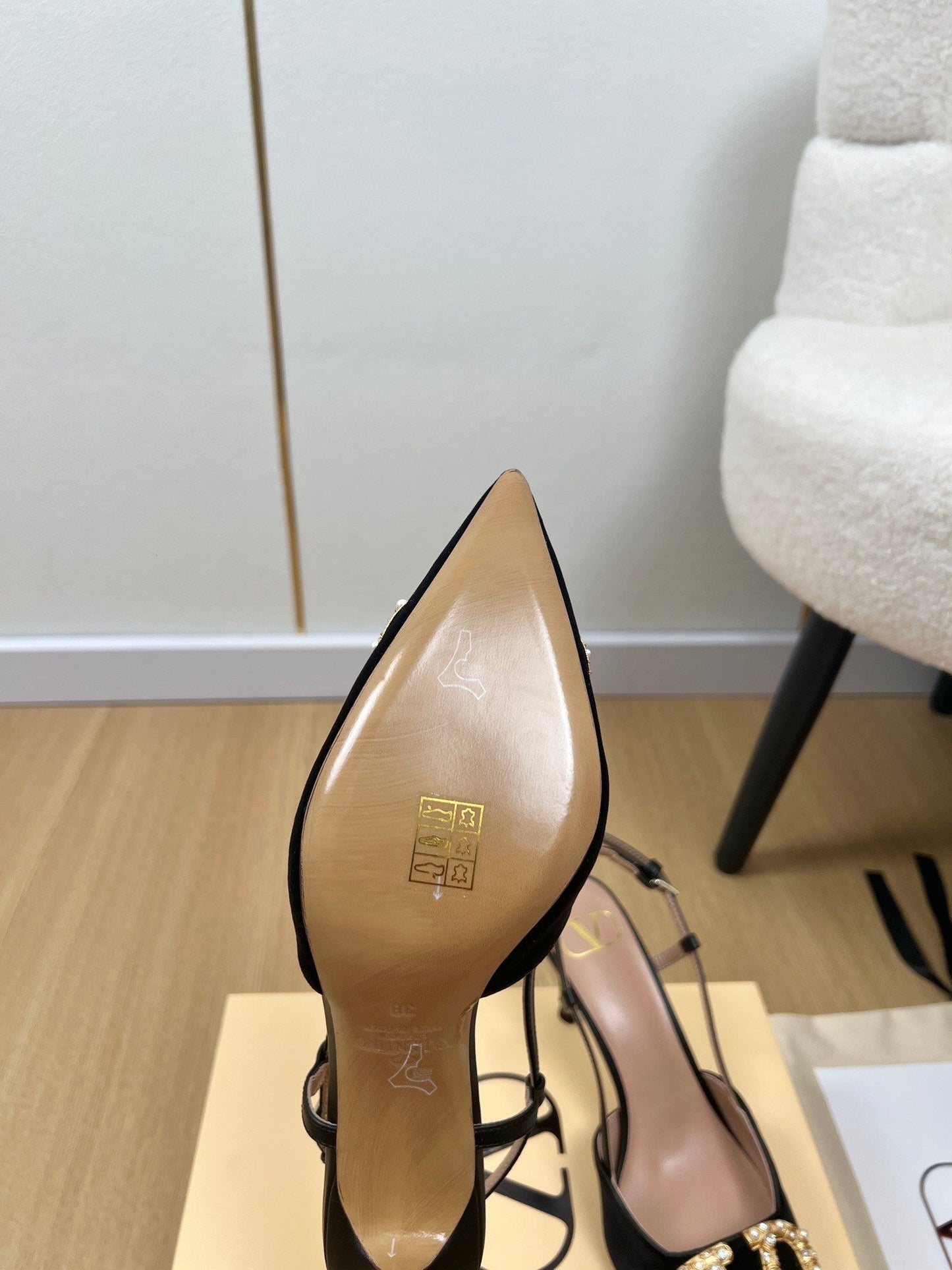 New large V pearl diamond buckle pointed toe slingback sandals