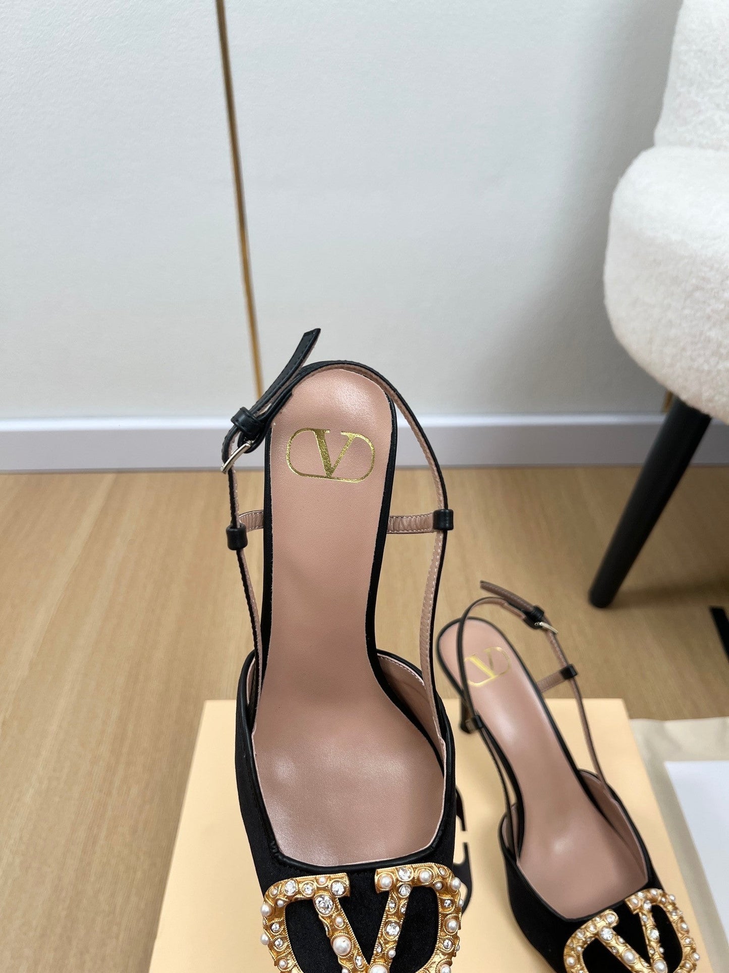 New large V pearl diamond buckle pointed toe slingback sandals