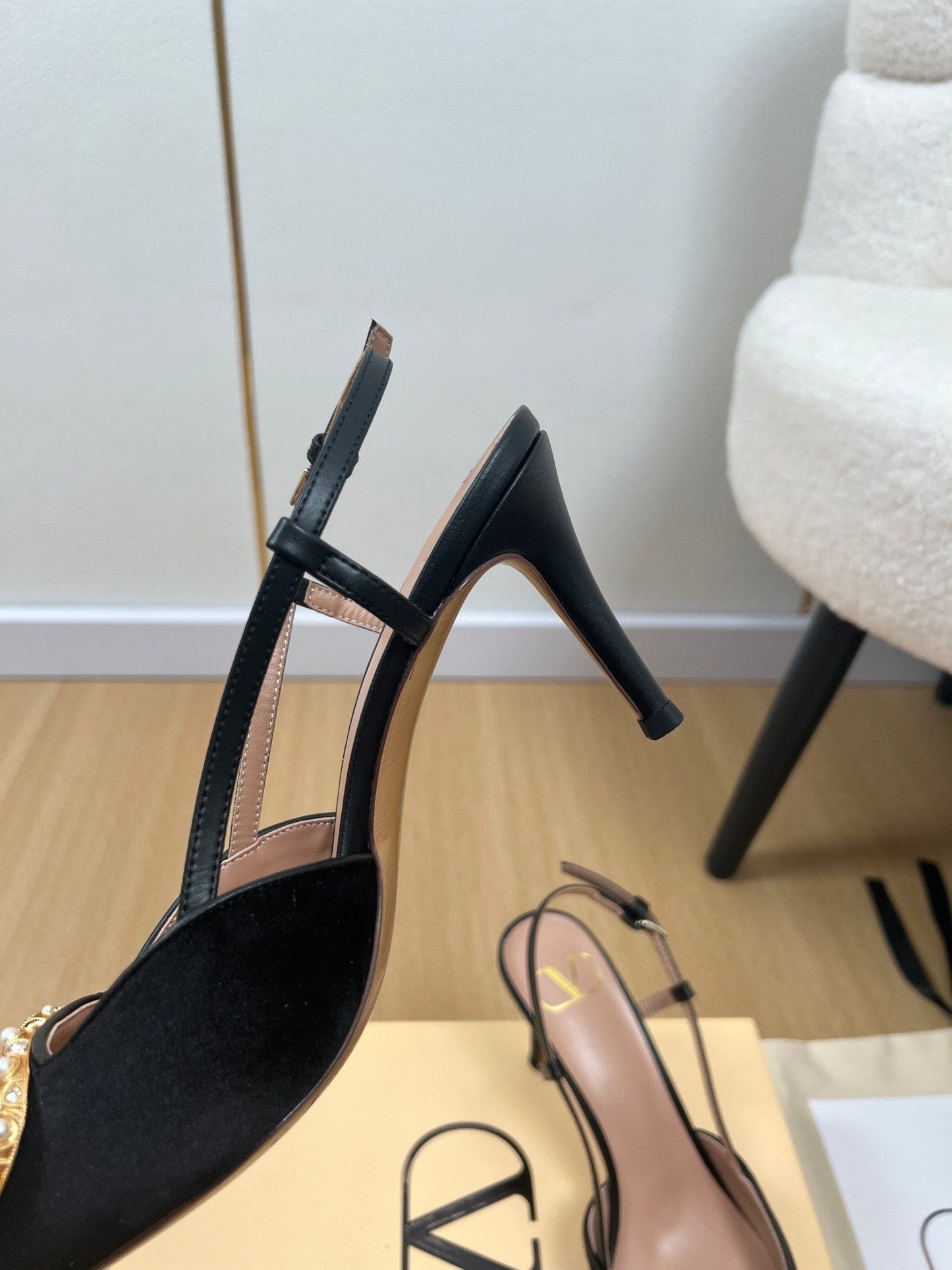New large V pearl diamond buckle pointed toe slingback sandals