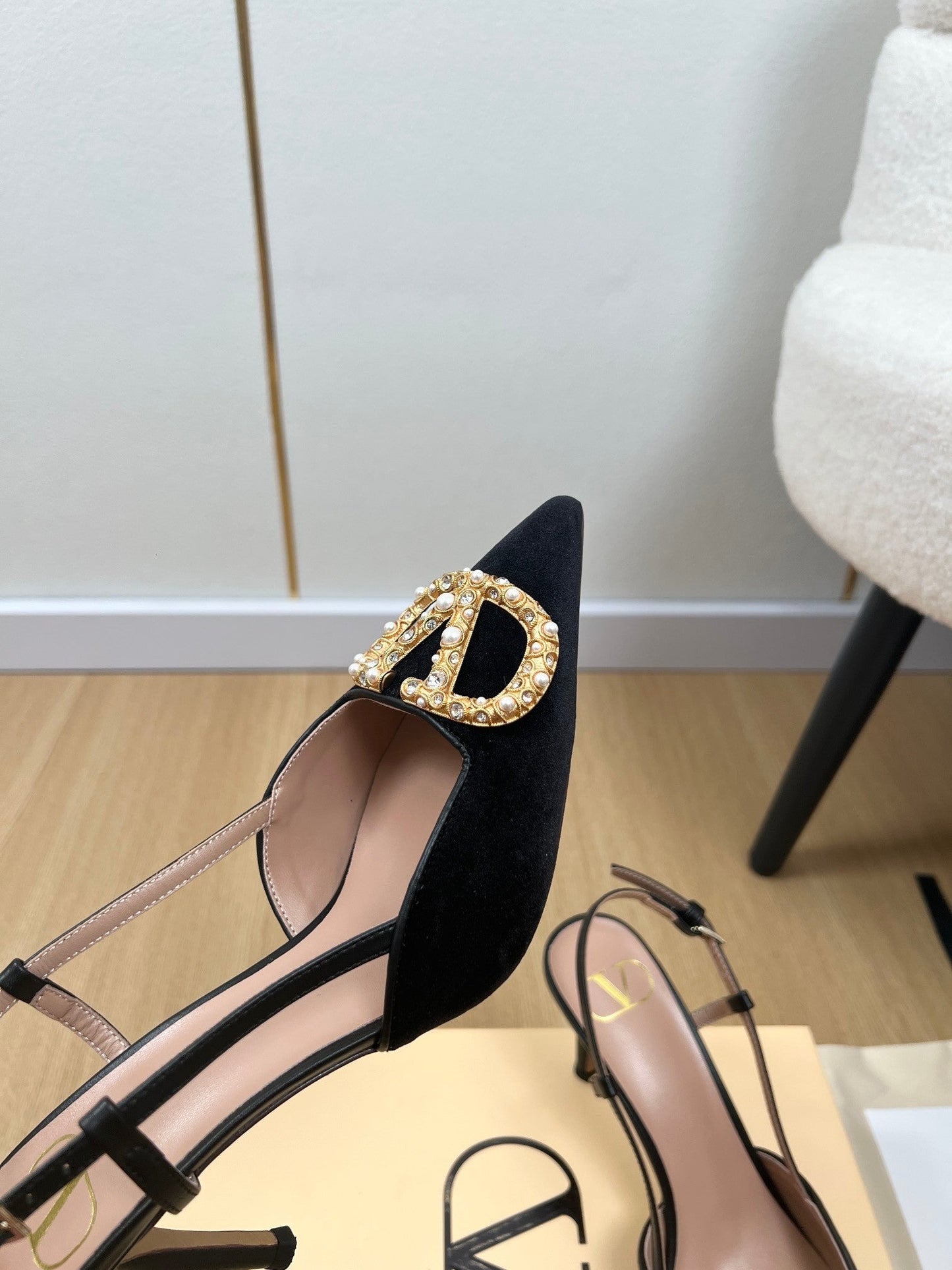 New large V pearl diamond buckle pointed toe slingback sandals
