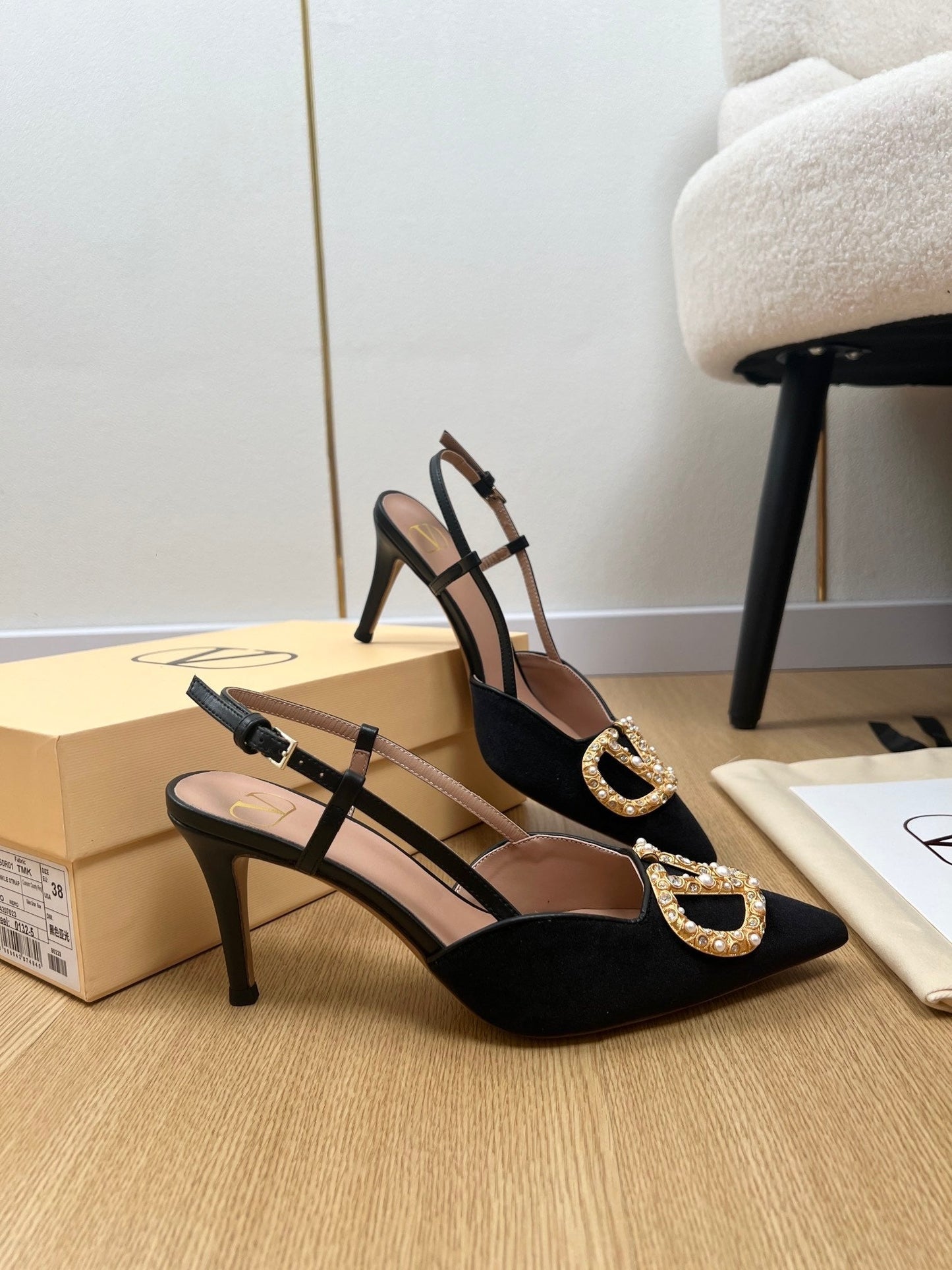 New large V pearl diamond buckle pointed toe slingback sandals