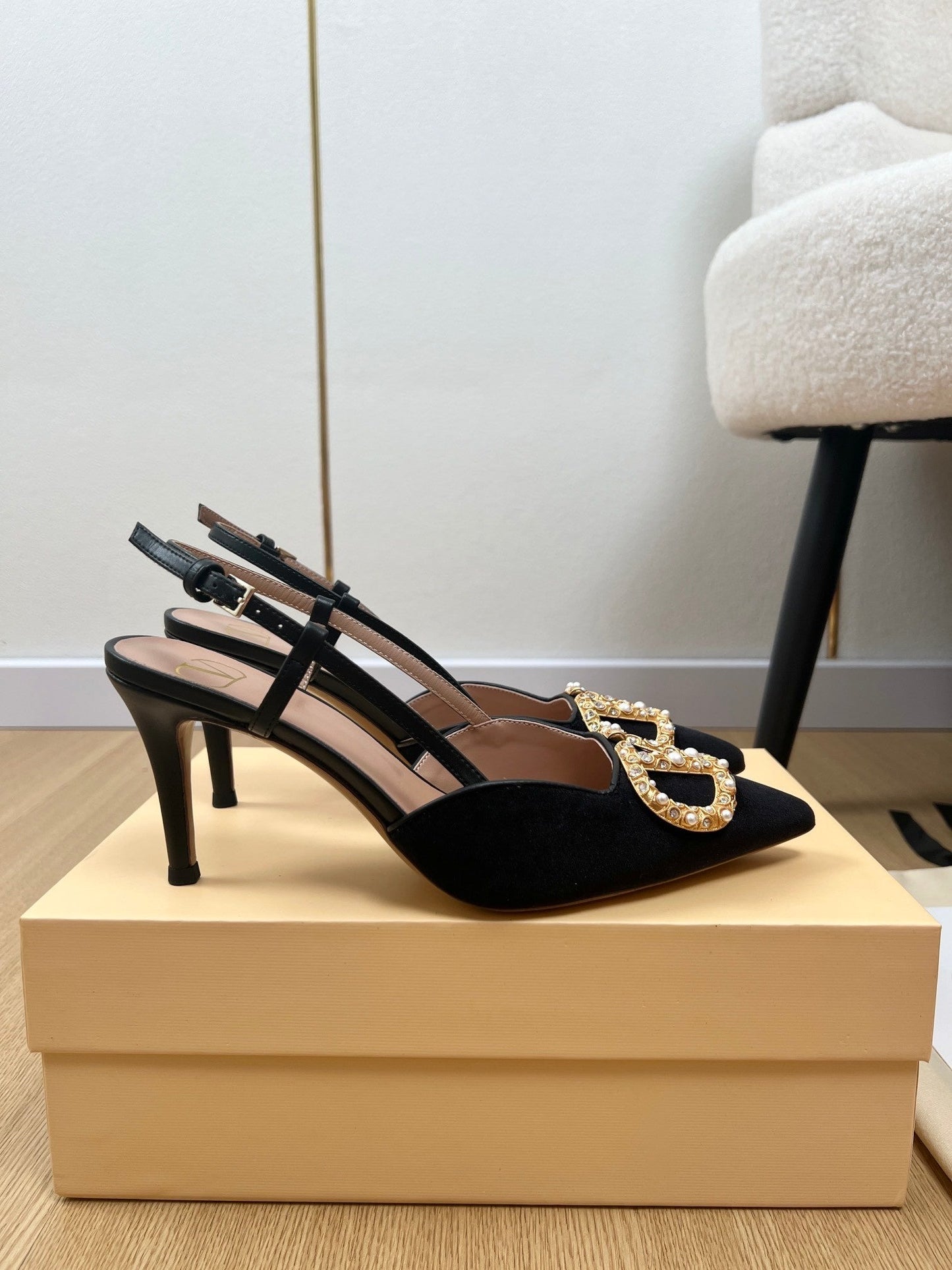 New large V pearl diamond buckle pointed toe slingback sandals