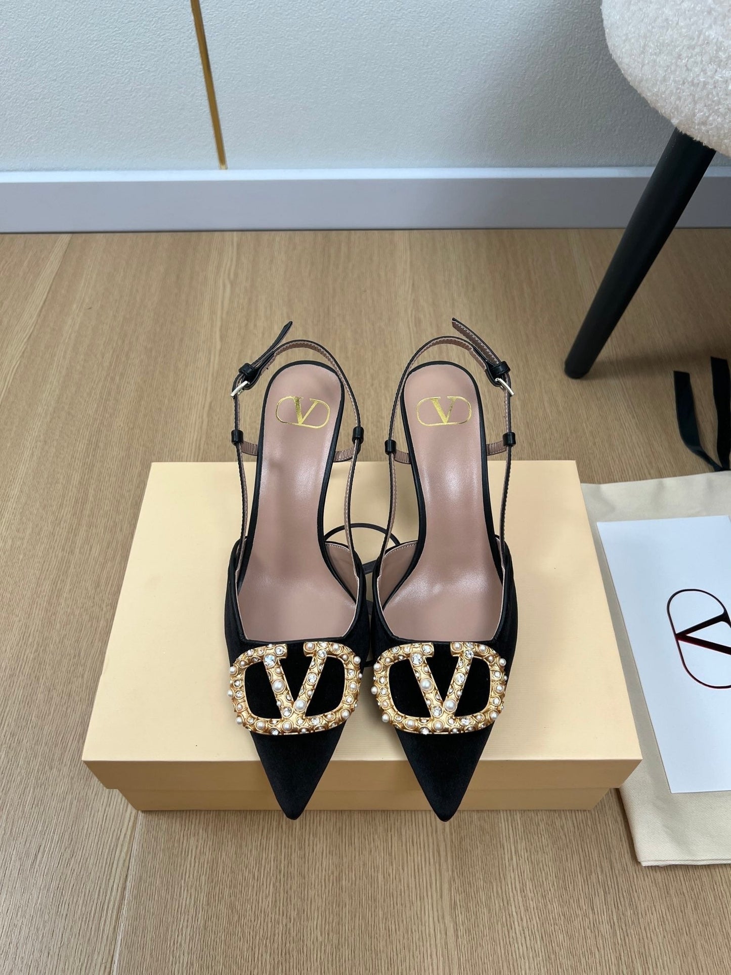 New large V pearl diamond buckle pointed toe slingback sandals