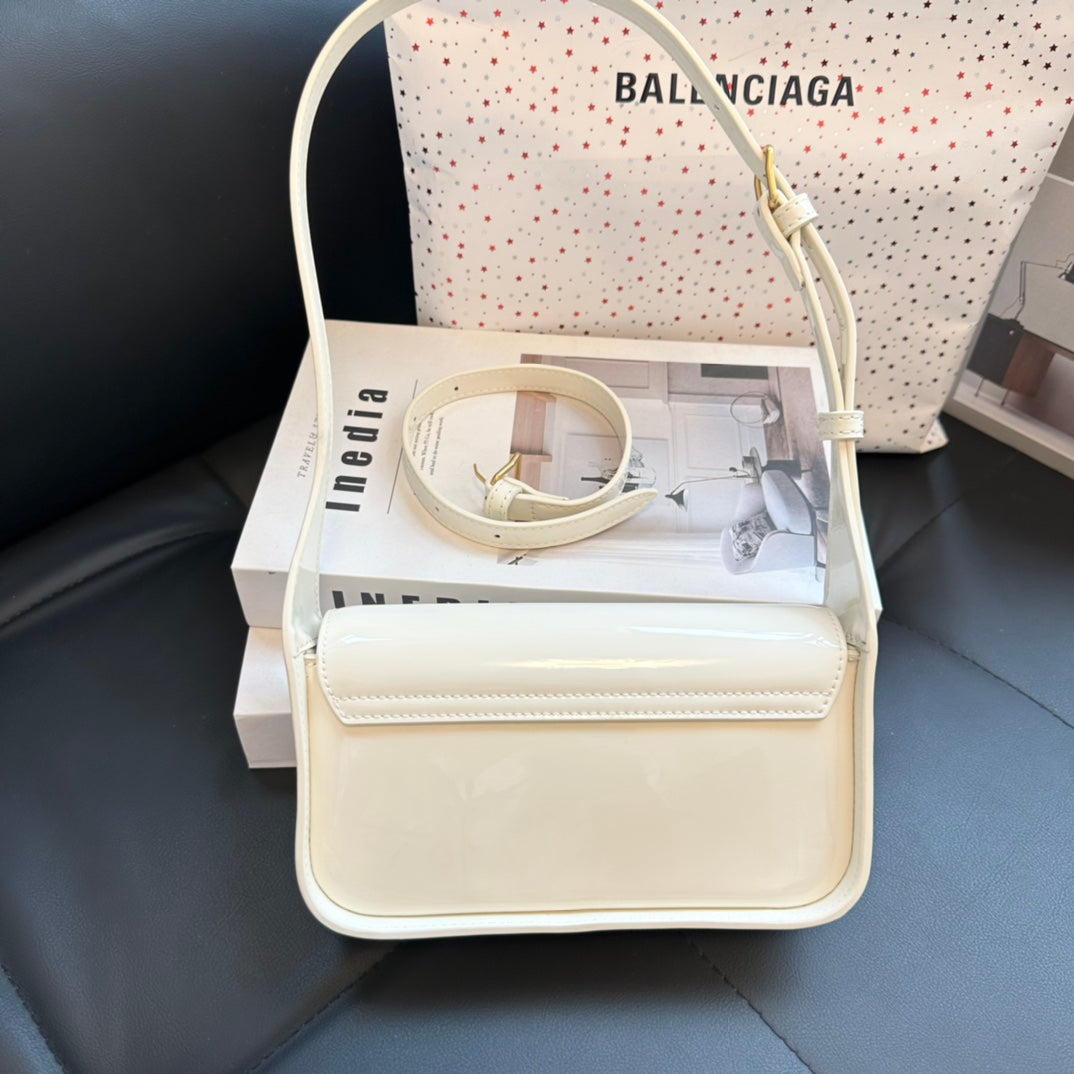 model number 67086 calfskin bag (25×15×7.5cm)