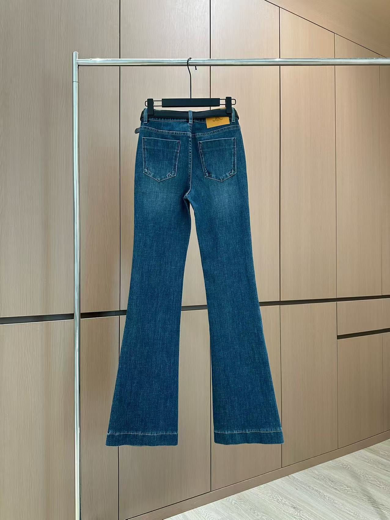 The same flared jeans as the goddess
