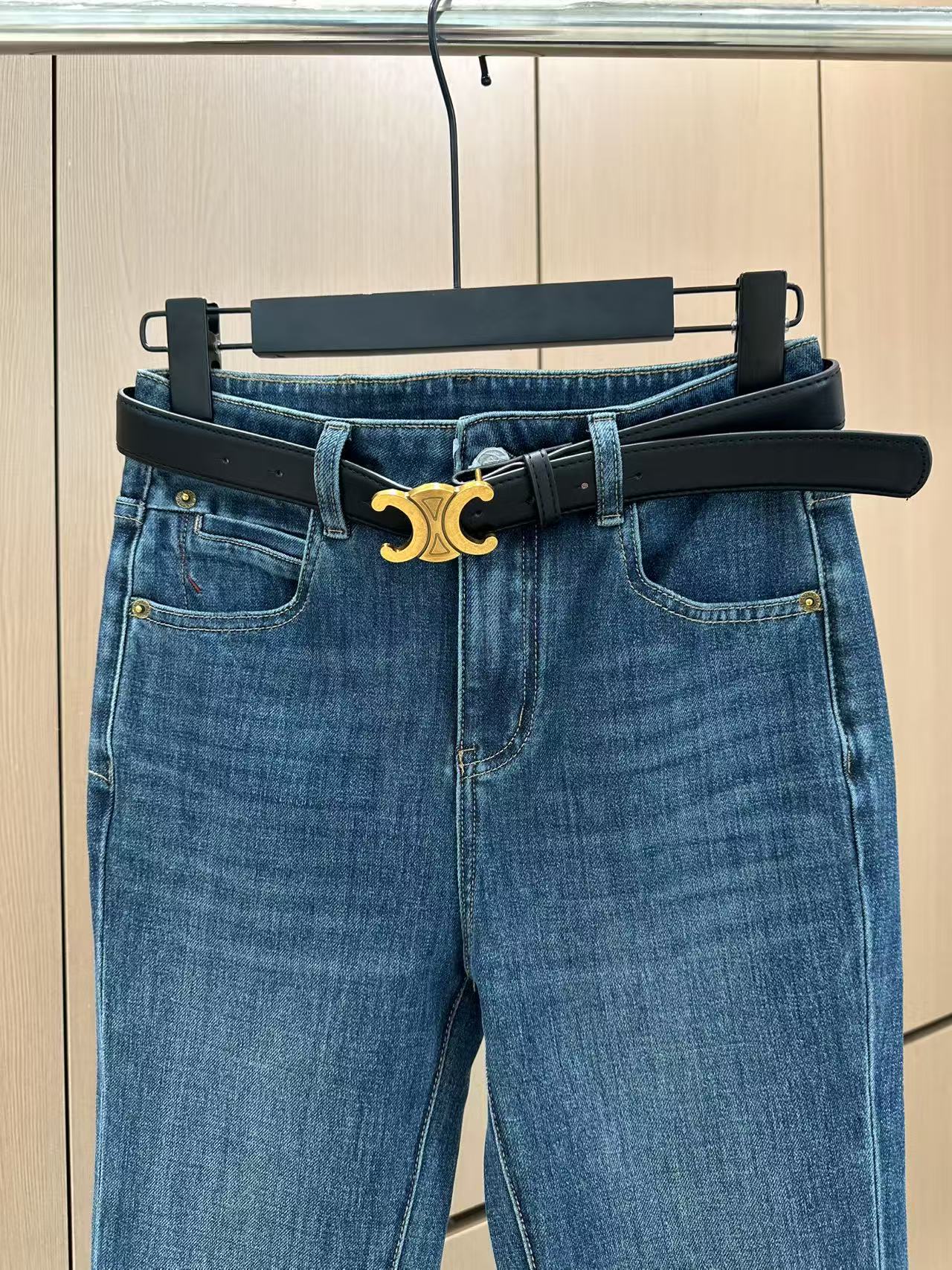 The same flared jeans as the goddess
