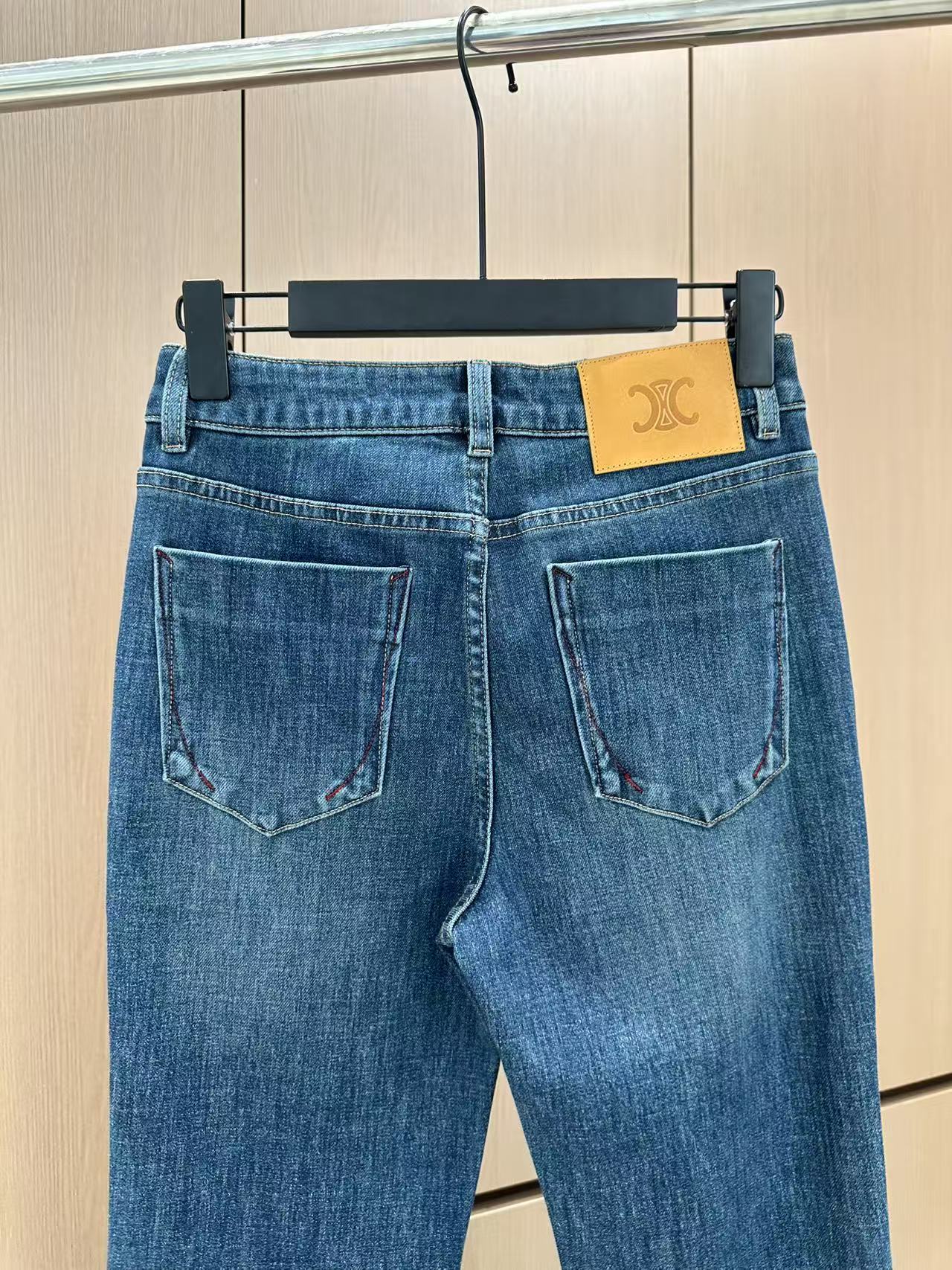 The same flared jeans as the goddess