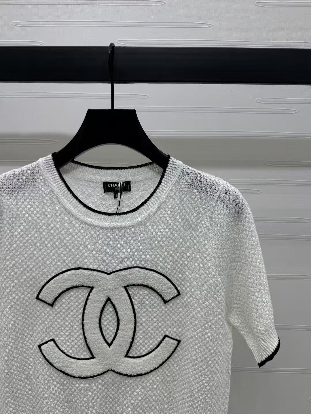Round neck contrast color double c knitted short sleeves