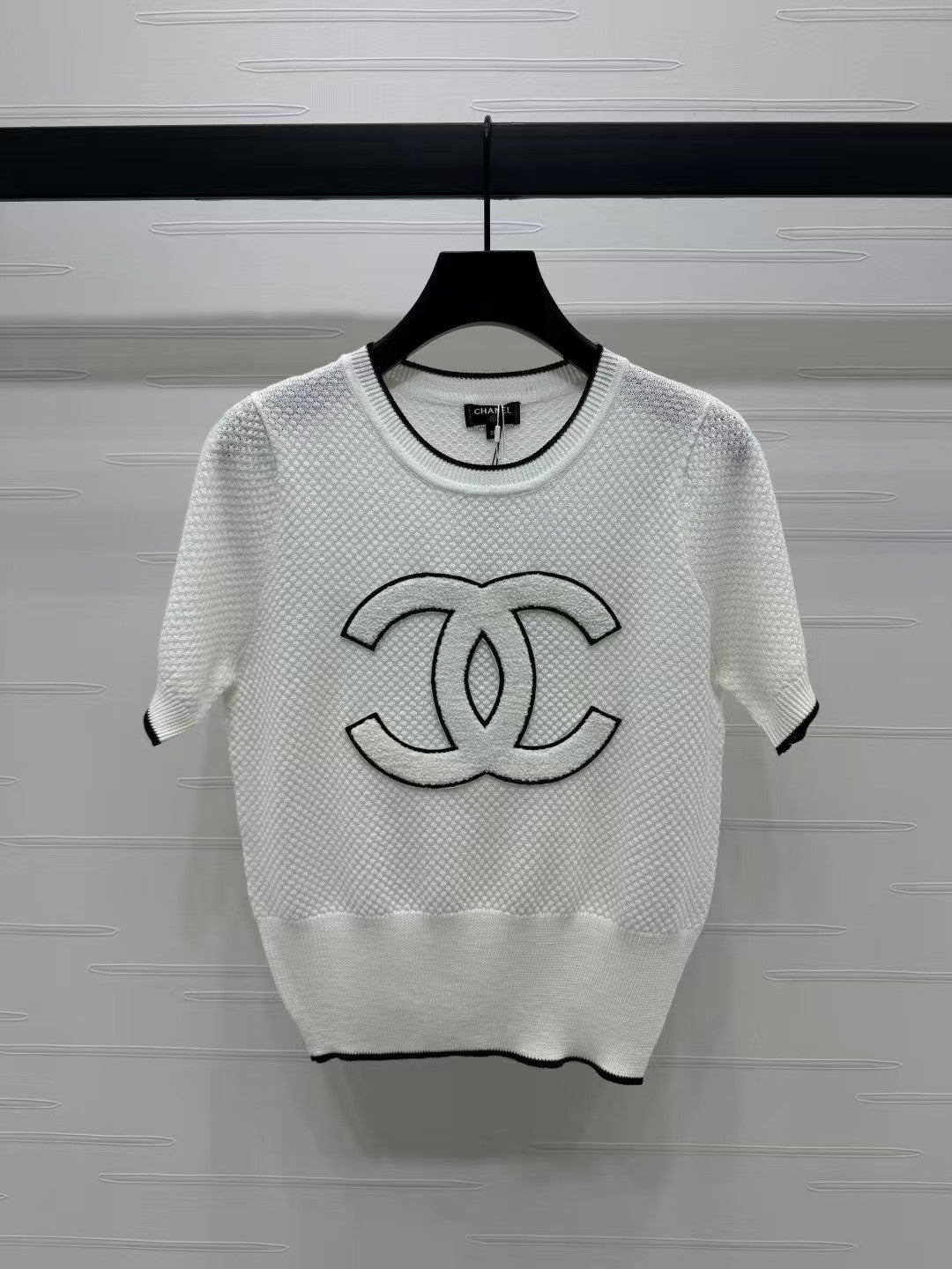 Round neck contrast color double c knitted short sleeves