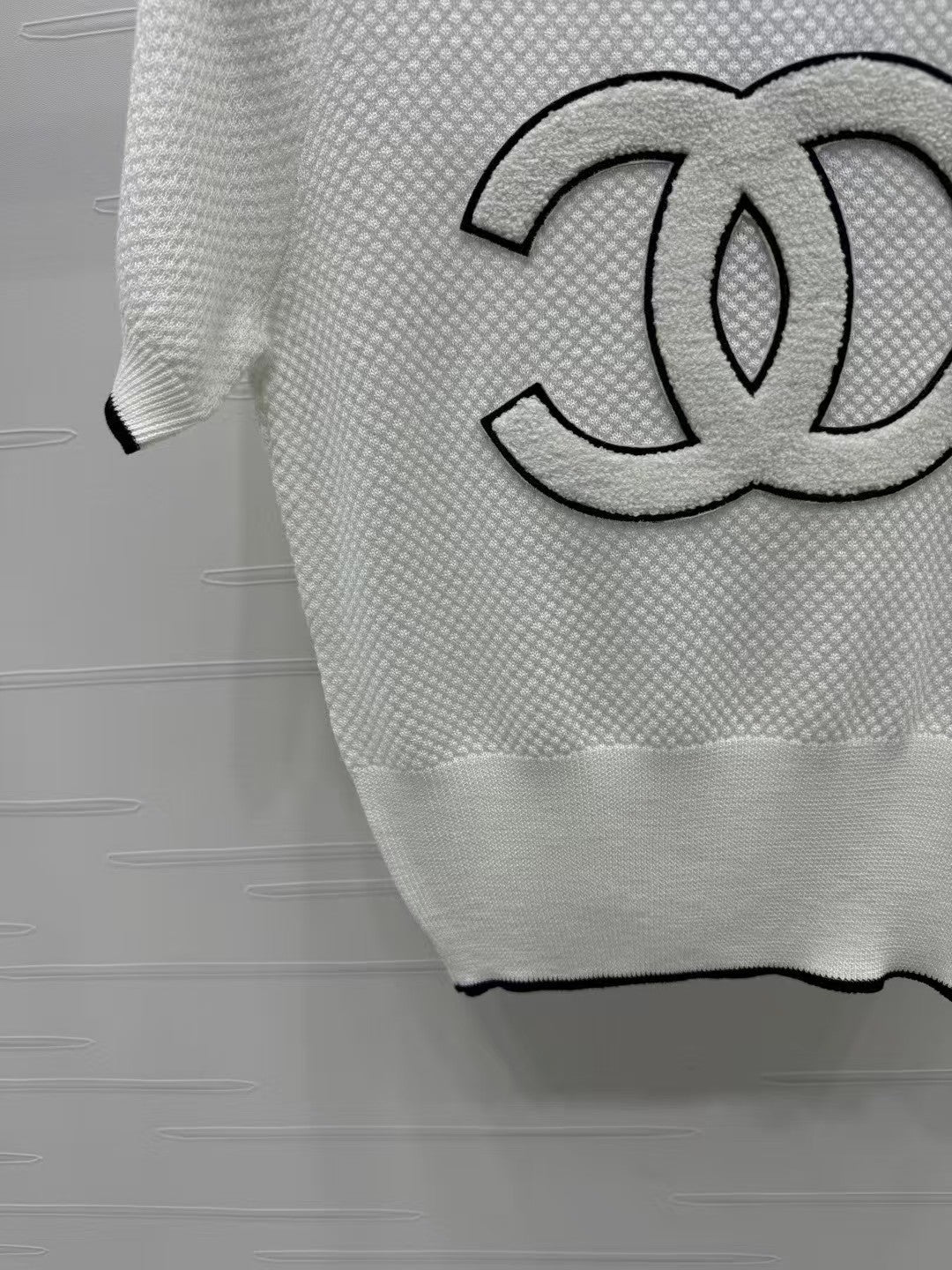 Round neck contrast color double c knitted short sleeves