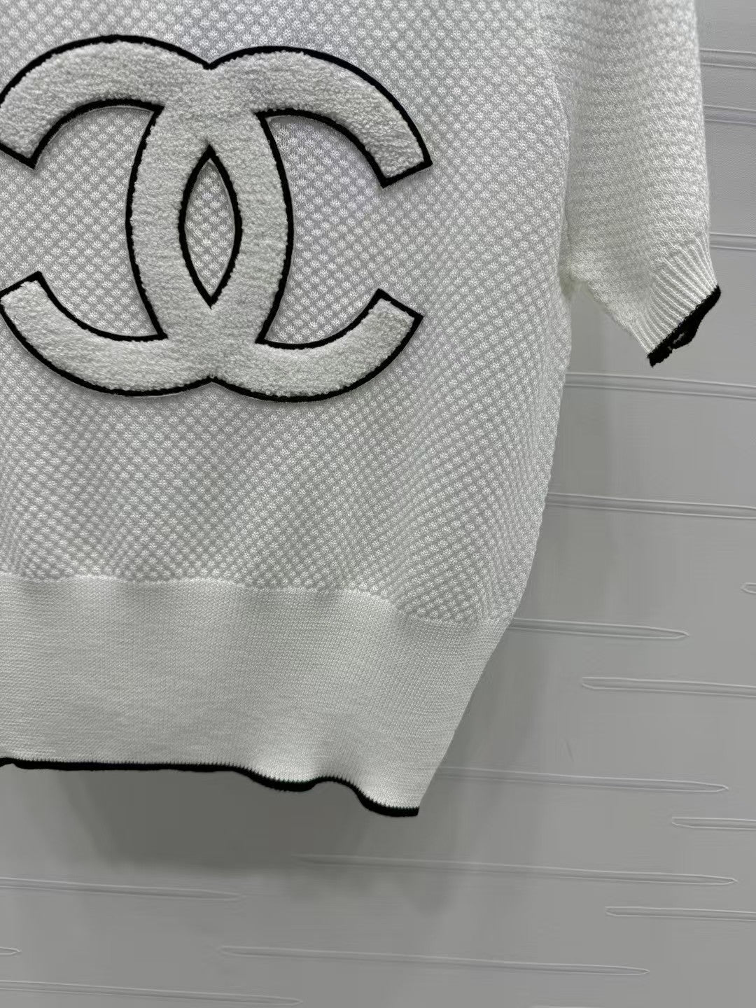 Round neck contrast color double c knitted short sleeves