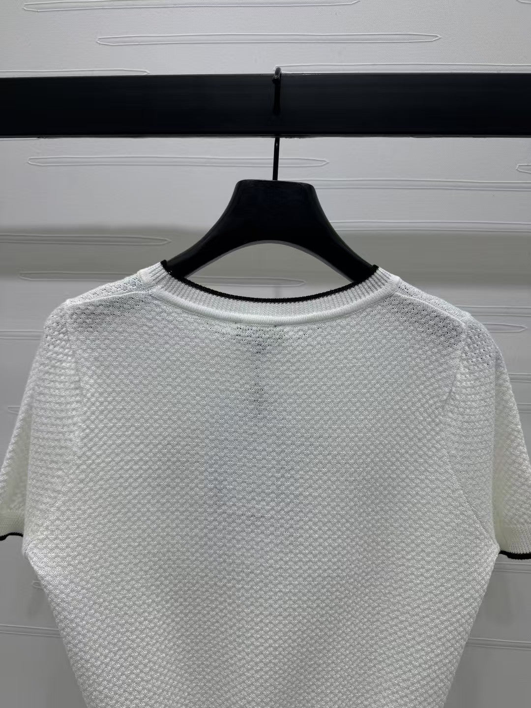 Round neck contrast color double c knitted short sleeves