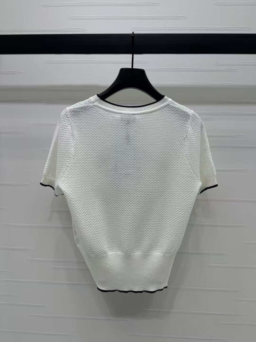 Round neck contrast color double c knitted short sleeves