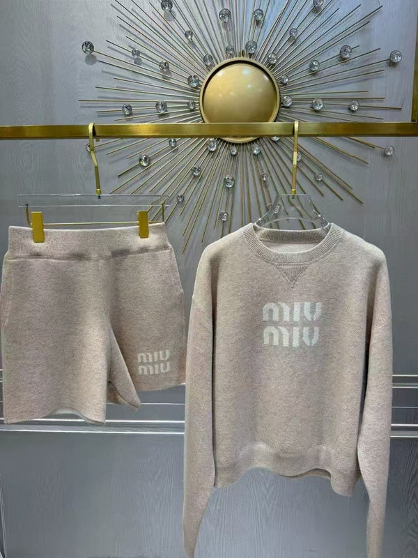 New knitted sweater suit