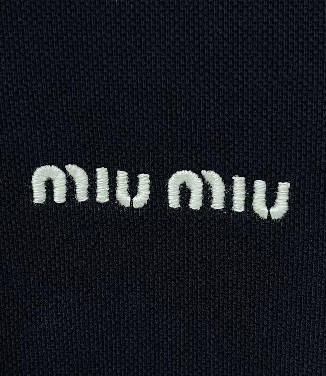 Lettering embroidered lapel T-shirt