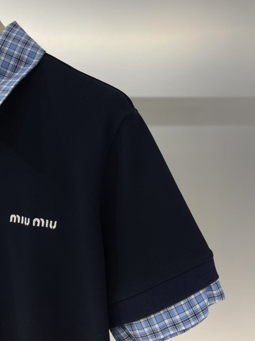 Lettering embroidered lapel T-shirt