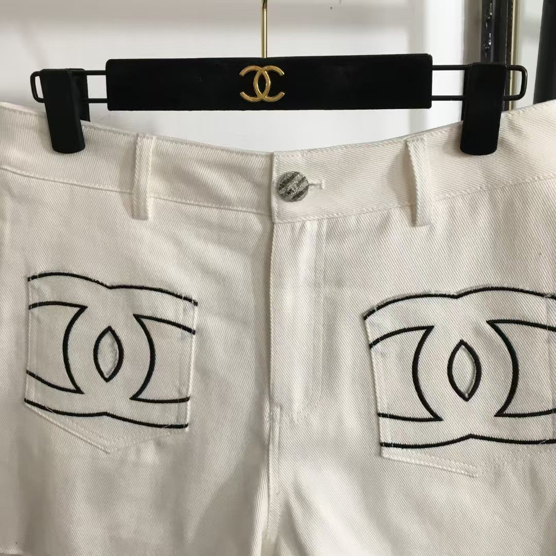 Embroidered pocket denim shorts