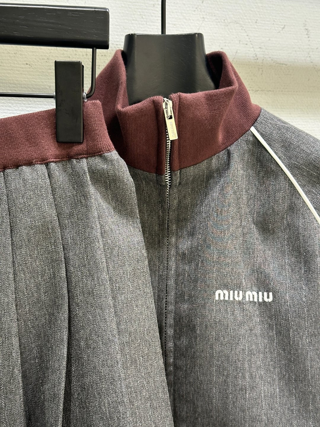 25 NEW Miu vertical stripes casual sports style
