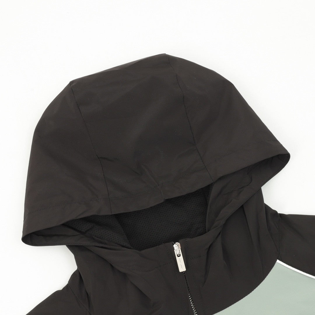 Sweet girl's age-reducing sports hooded jacket