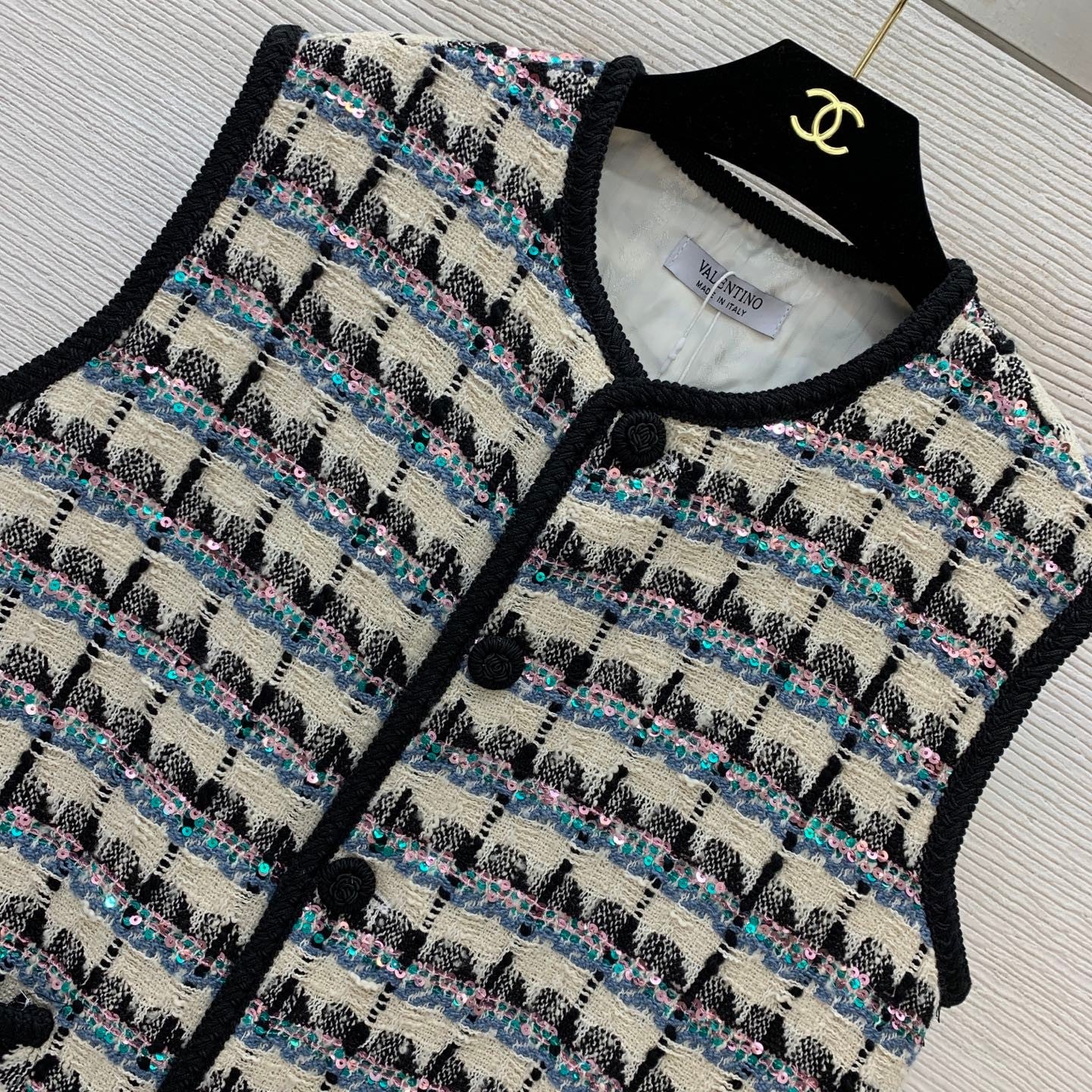 Sleeveless jacket top