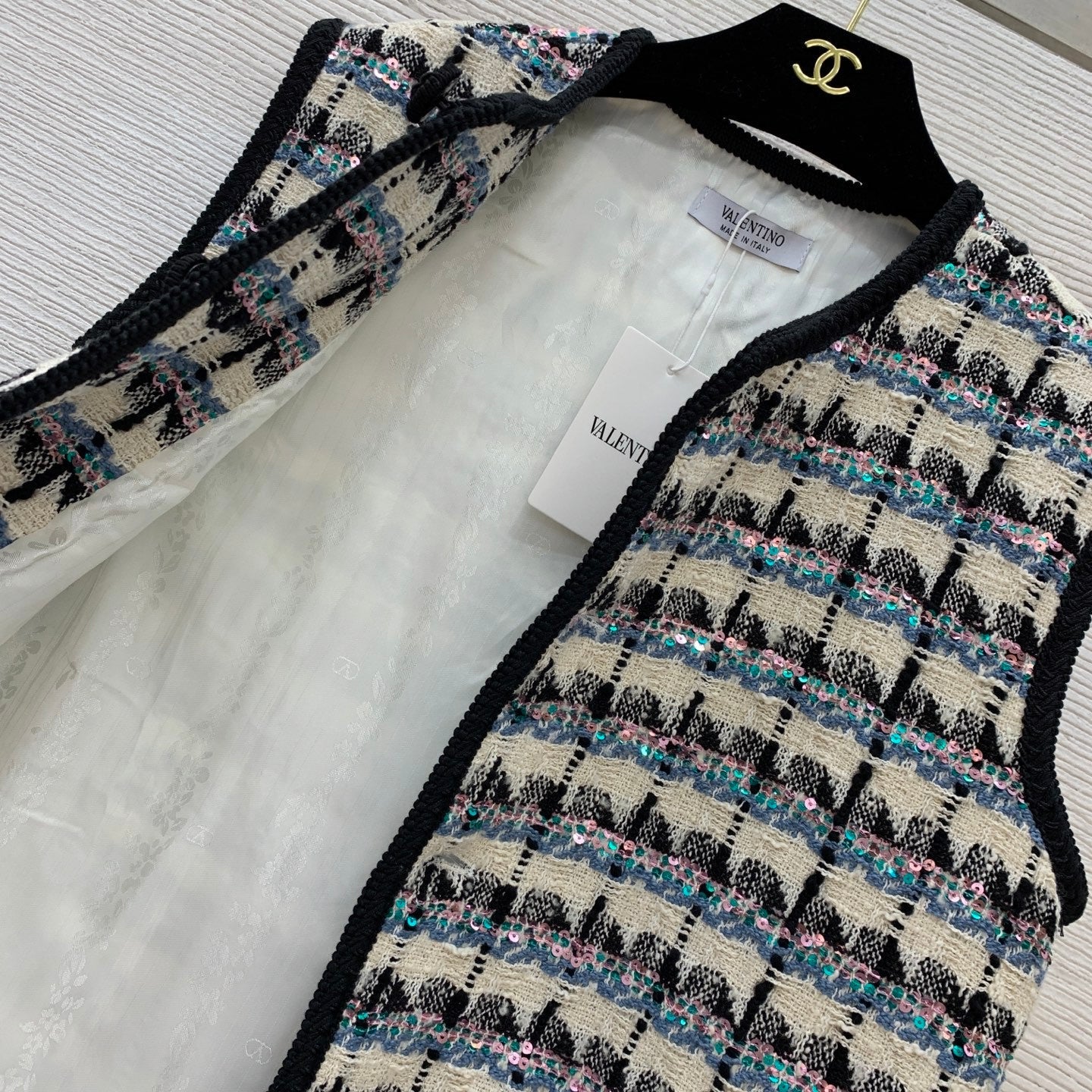 Sleeveless jacket top
