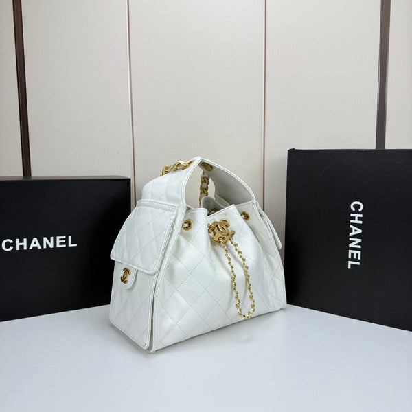 A must-have stylish bag that will turn heads; it's absolutely gorgeous!