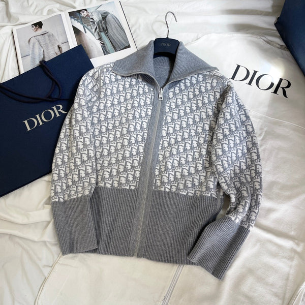 This knitted cardigan is soft and comfortable, versatile, and looks sophisticated, making it an essential everyday garment.