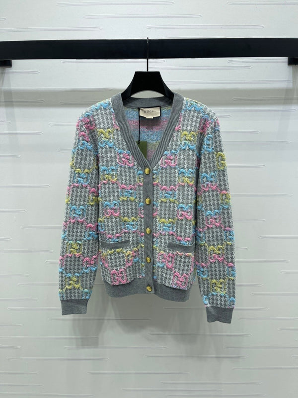 Gradient letter V-neck knitted cardigan