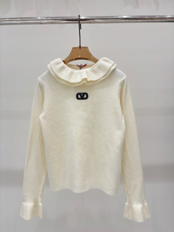 New round neck sweater with lace trim on the cuffs, simple and slim fit