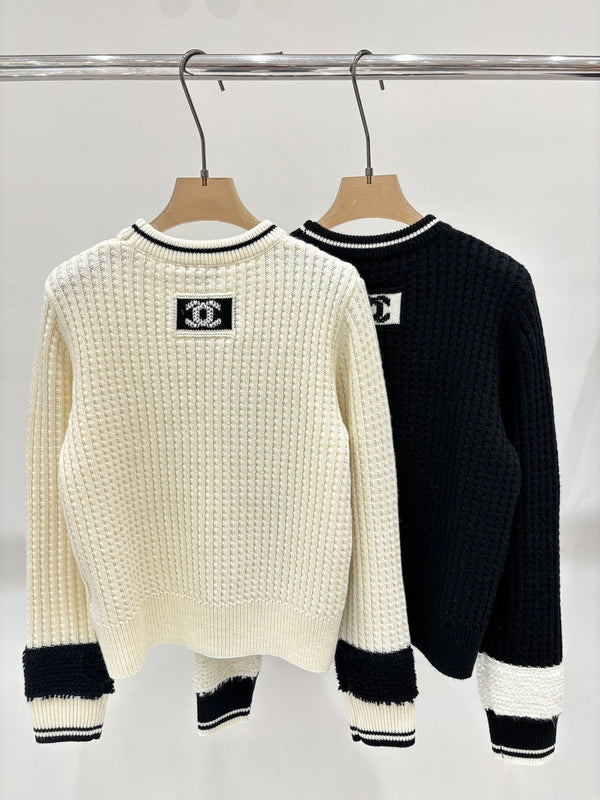 Simple and relaxed round neck knit top