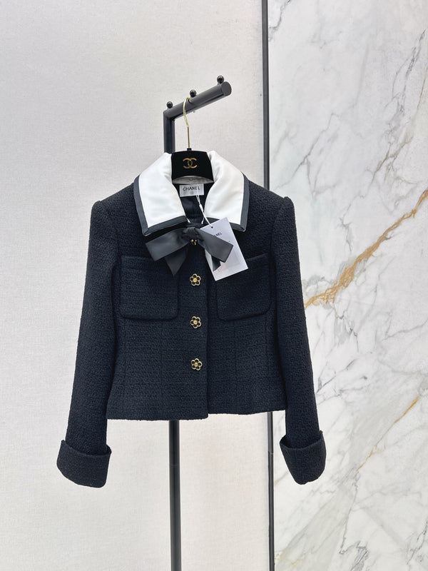 The latest 25FW collared coat is both elegant and casual, exuding a sophisticated feel when worn.