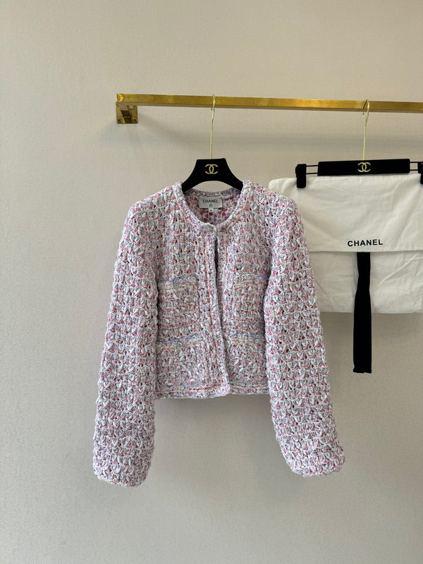 A pink sequined cardigan from the 25FW collection is a must-have for girls.