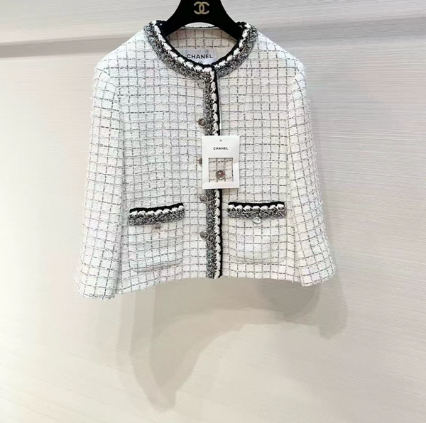 New 25FW coat, high-quality texture, elegant and sophisticated style, exuding both luxury and gentleness.