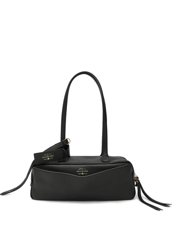 A shoulder bag with an elegant and generous look