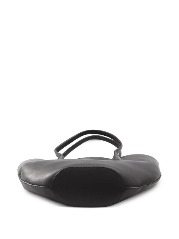 Simple and elegant, a bag that can be worn with any outfit